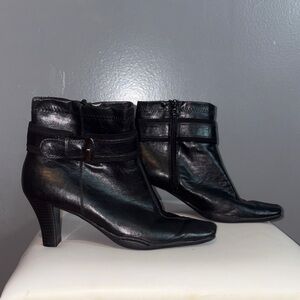AEROSOLES Sleek Black Ankle Boots